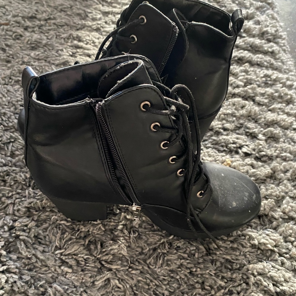Black boots with thick heel